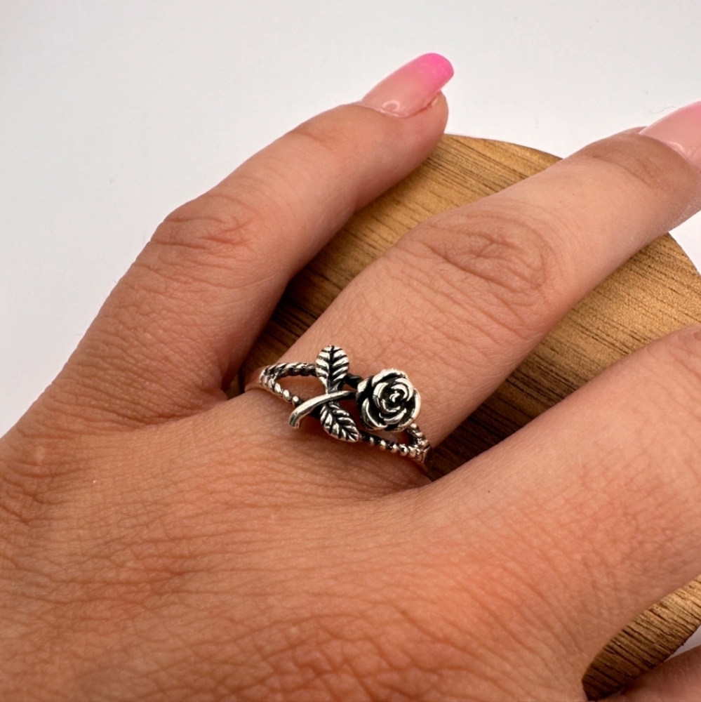 Rose Patterned Grooved Ring - image 1